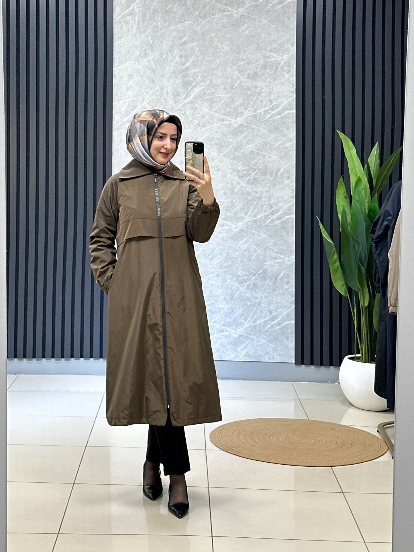 Armine yağmurluk giy çık