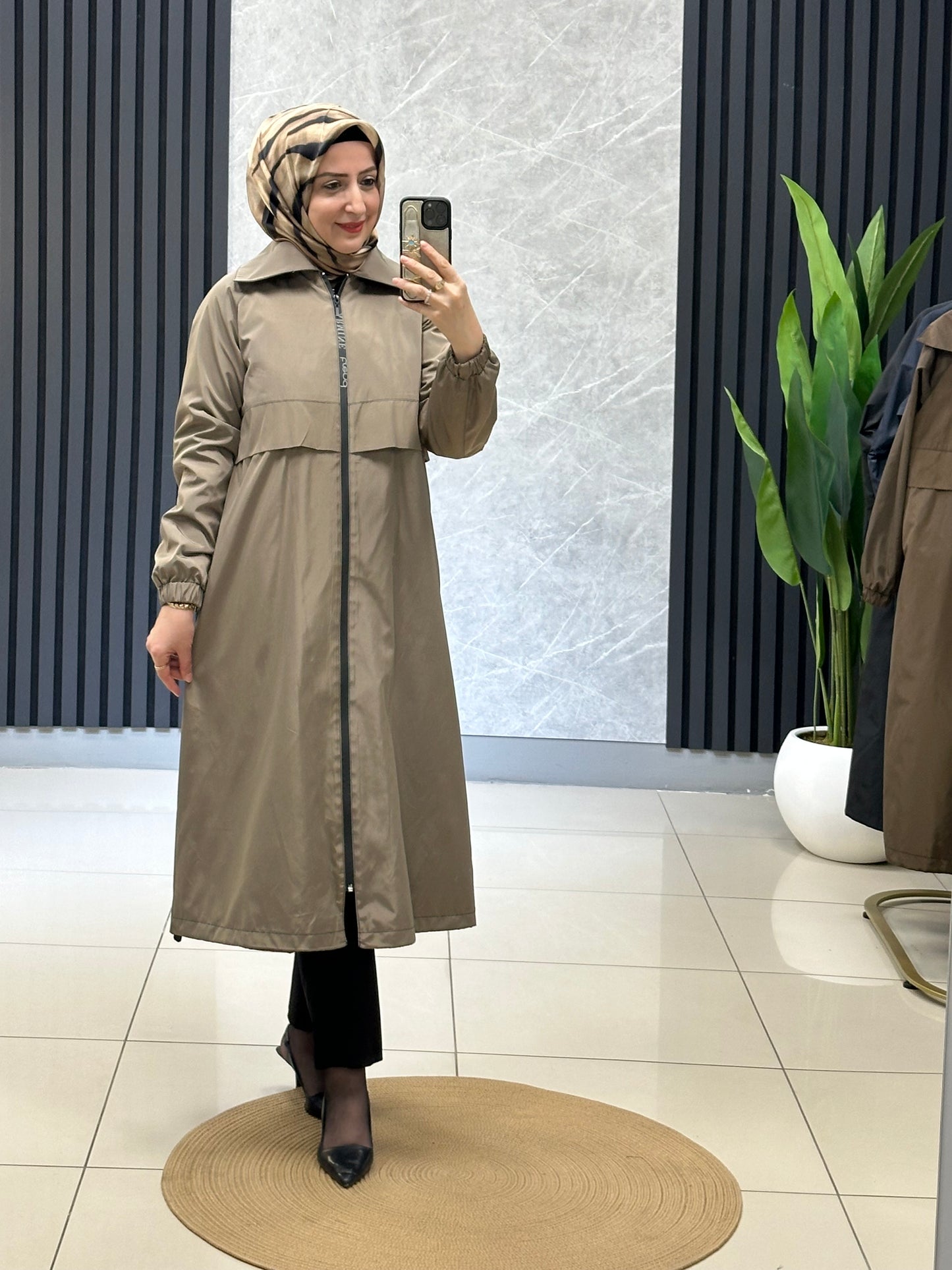 Armine yağmurluk giy çık
