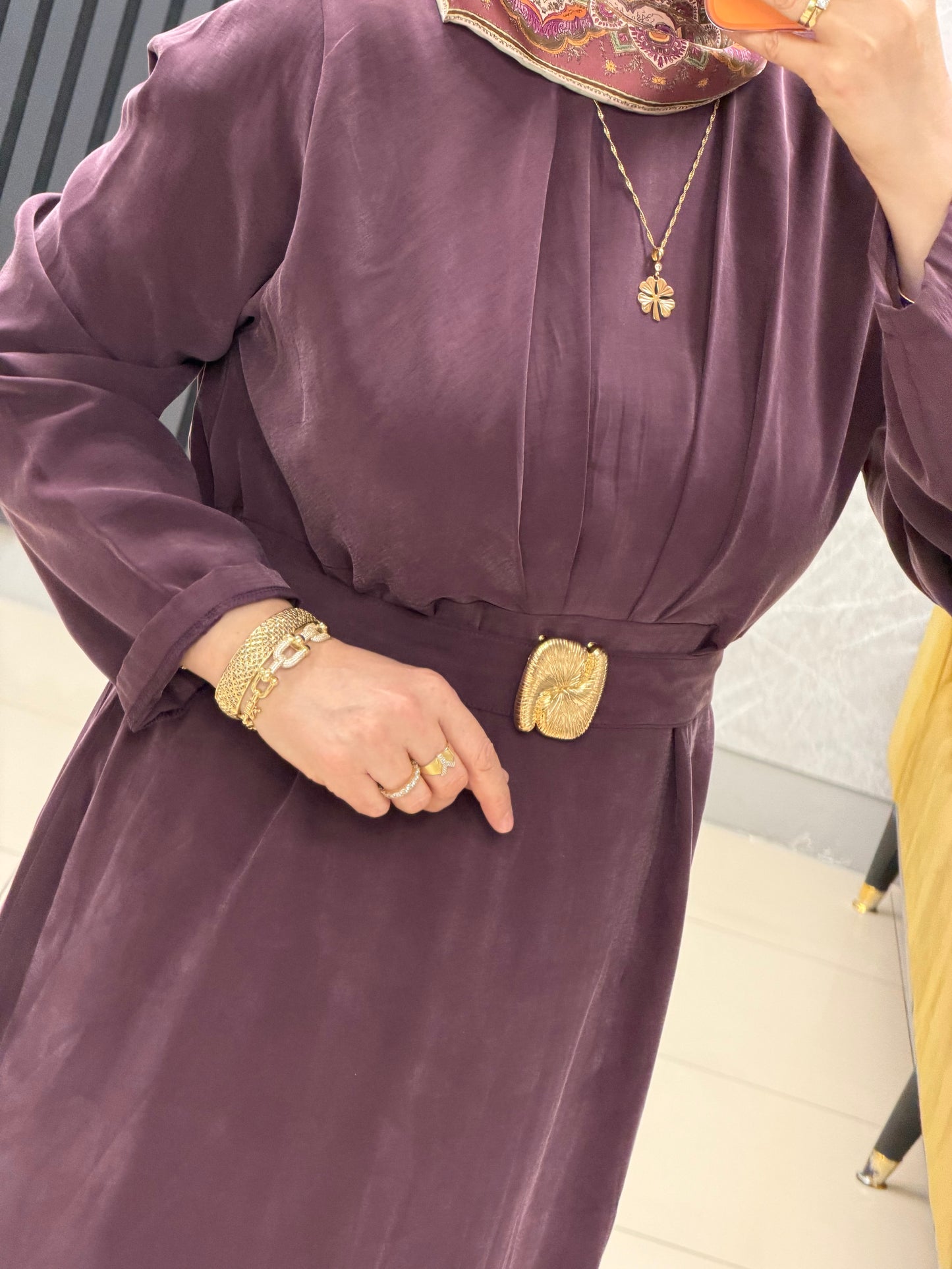 Noşhe 4675
Göğüse drapeli kemerli kupra elbise