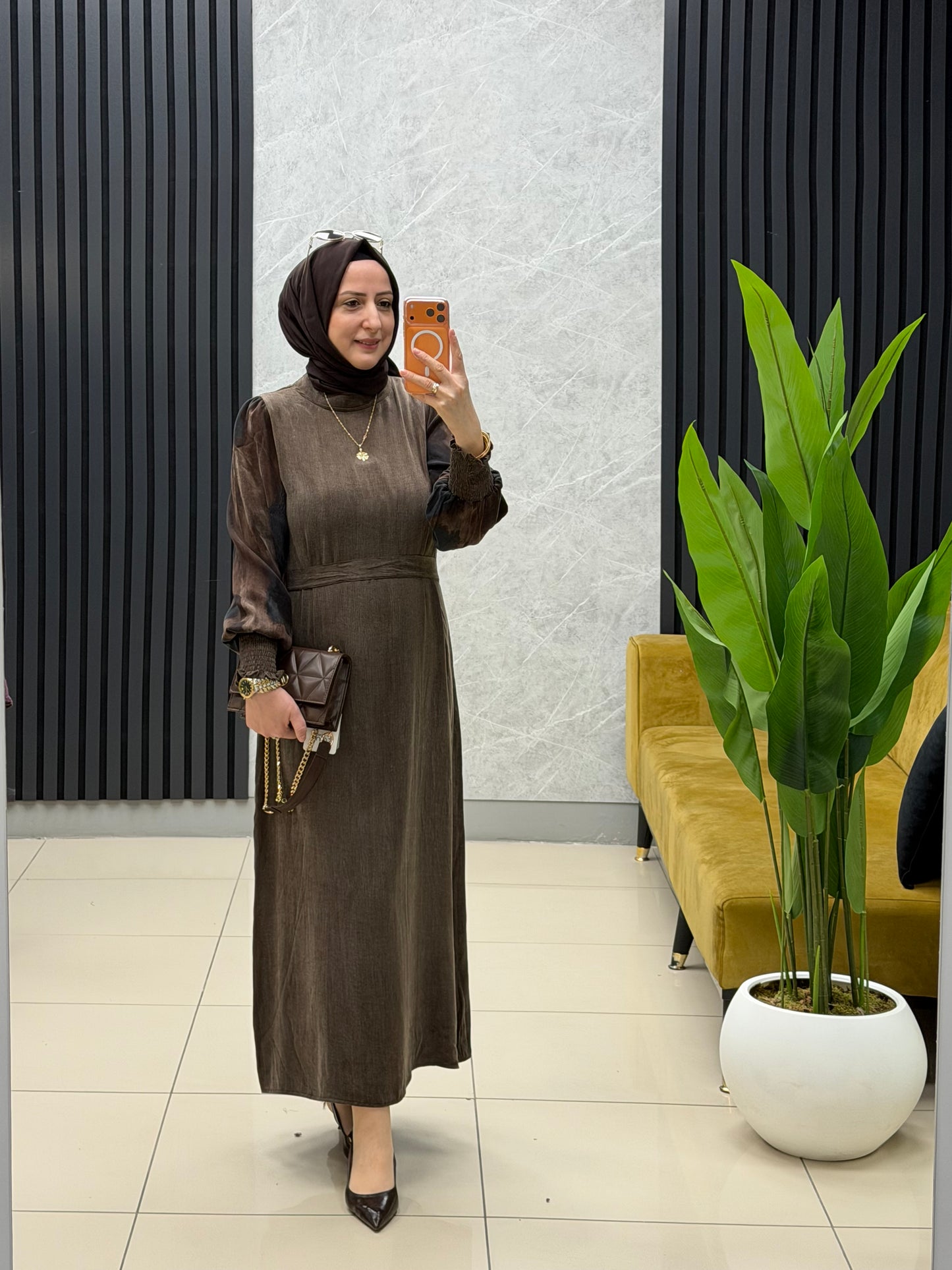 Noşhe kolu garneli elbise
kod 4669