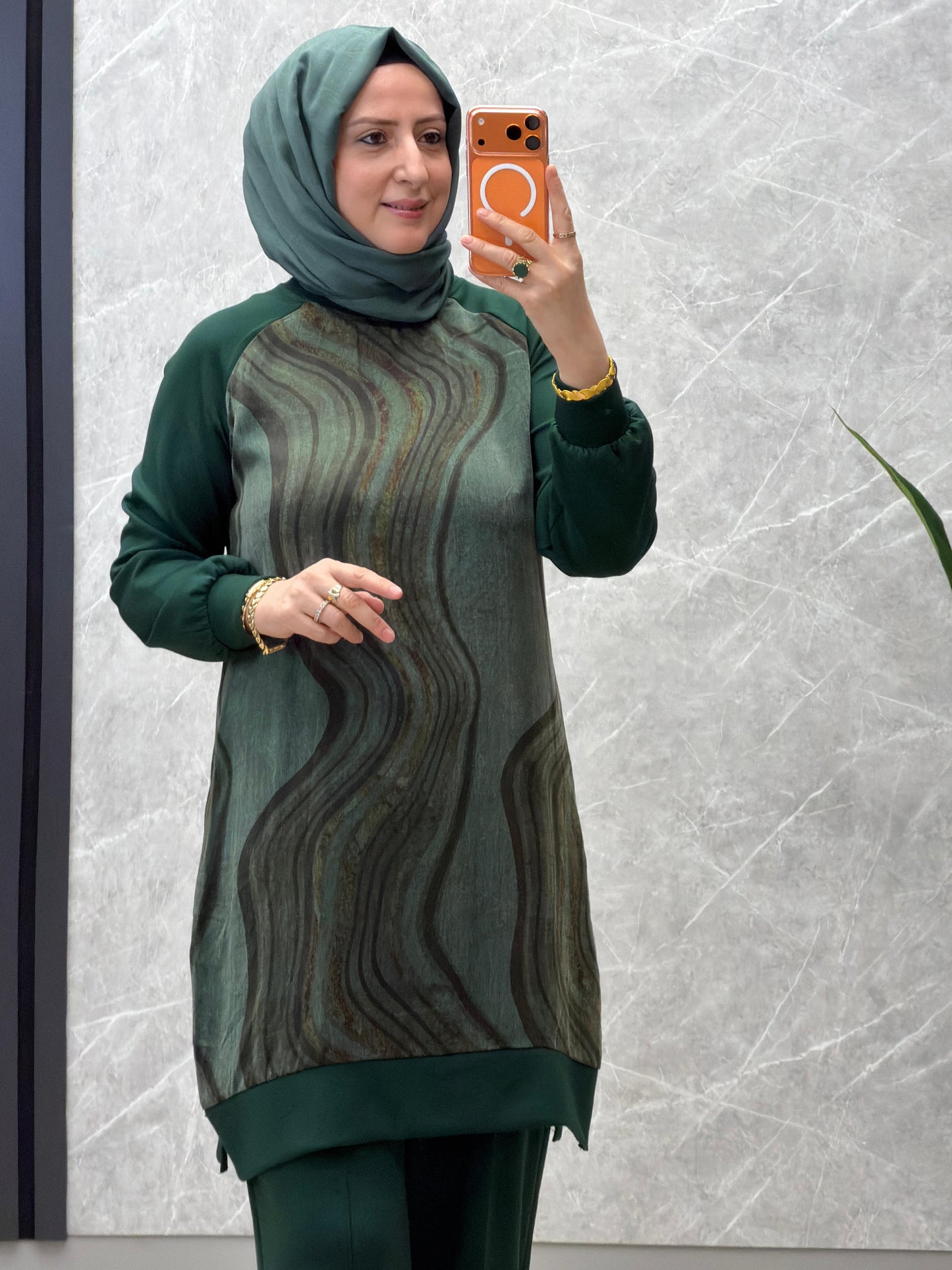 Ayşe Akay Modal kumaş ipek kupra pantolonlu takım.
Kodu:1010