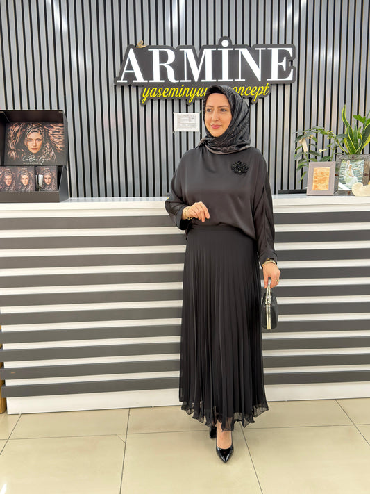Armine trend çiçek işlemeli etekli saten şık takim.
Kod: 26YT655